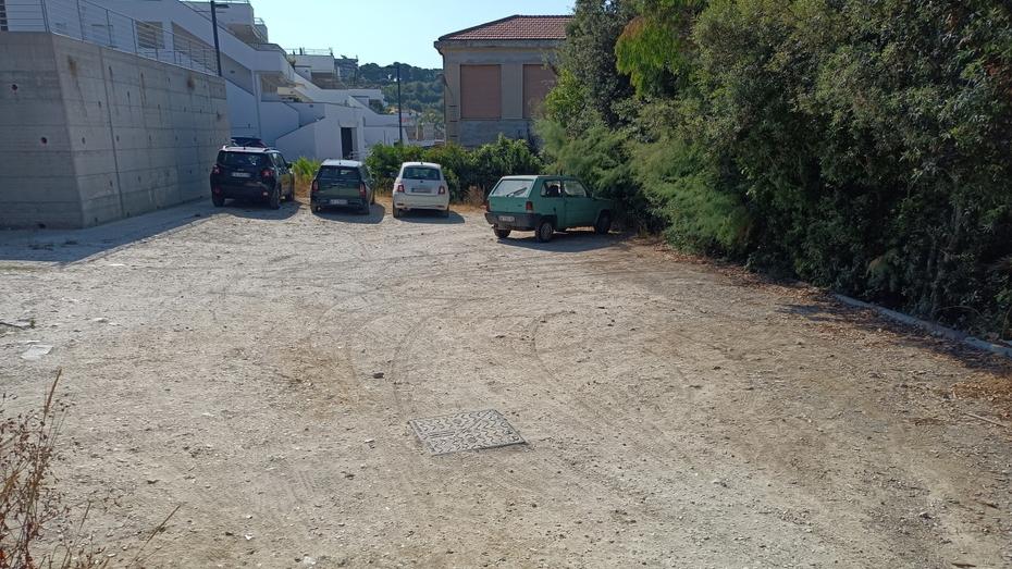ll piazzale sterrato in località Pozzetti