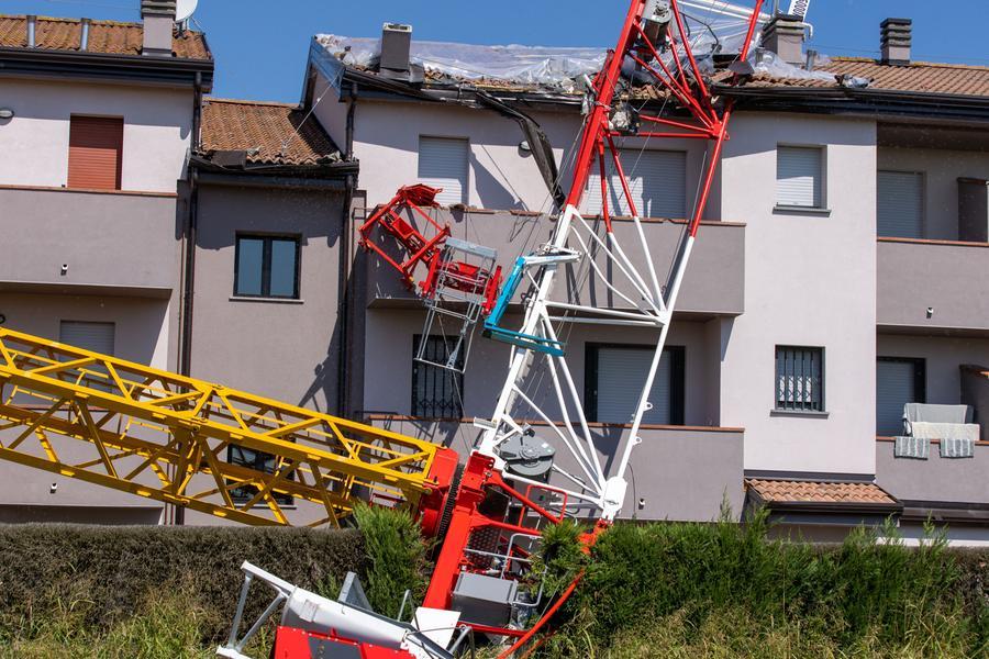 
	La gru caduta sulle abitazioni di Boara

