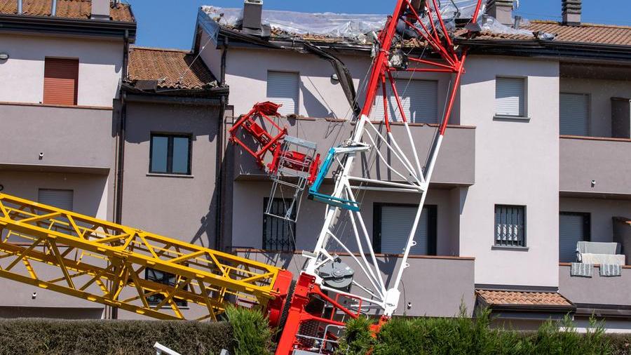 La gru caduta sulle abitazioni di Boara