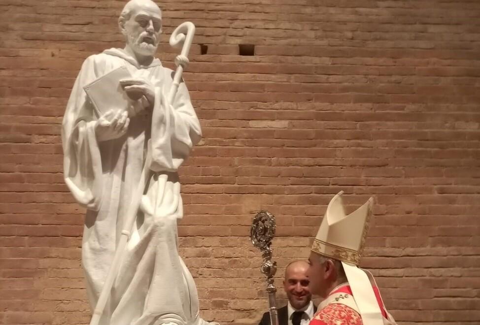 Nonantola. Sant’Anselmo abate è “a casa” Una statua dedicata in Abbazia