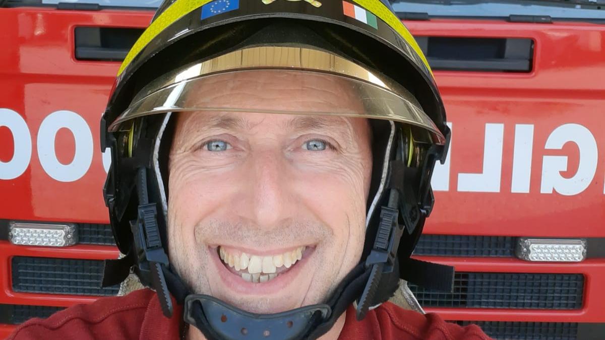 Marco Salutini, il vigile del fuoco che fa anche il volontario “clown” per i malati negli ospedali