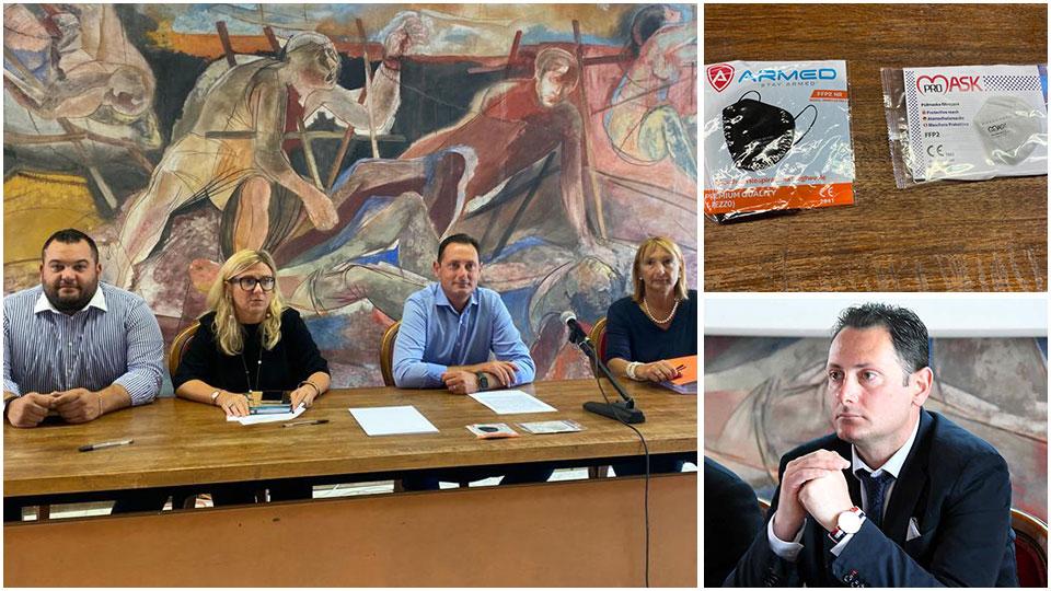 Da sinistra: i presenti ieri alla conferenza, Orlandi, Arrighi, Cimino e Venuti; a destra il presidente Cimino e le due tipologie di mascherine che sono state ritirate dalla vendita