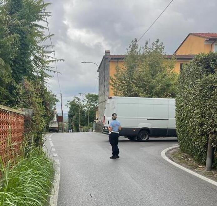Pietrasanta, auto contromano in via del Castagno: arrivano le super multe dei vigili 