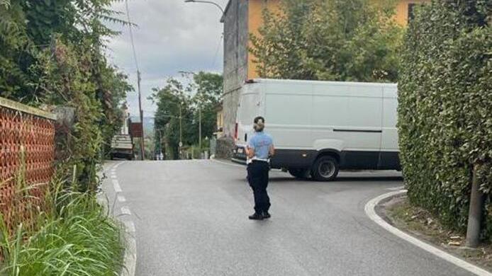 Pietrasanta, auto contromano in via del Castagno: arrivano le super multe dei vigili