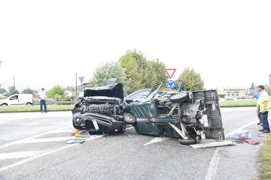 Grave incidente stradale in via Romana, due feriti a Cisanello