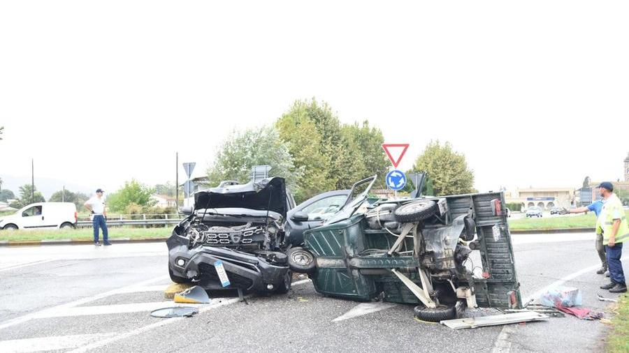 Grave incidente stradale in via Romana, due feriti a Cisanello