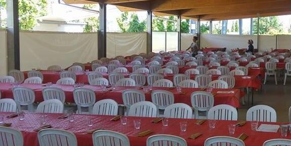 Si accascia durante il pranzo, muore di fronte a decine di amici 