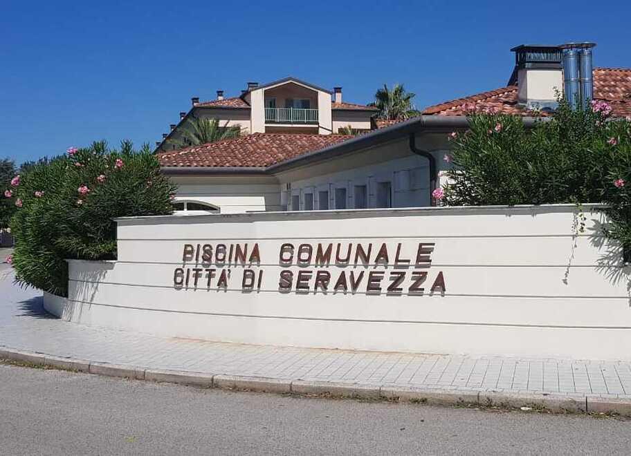 La piscina di Seravezza è un buco nell’acqua: l’impianto (per ora) è chiuso. Ecco motivi e soluzioni 