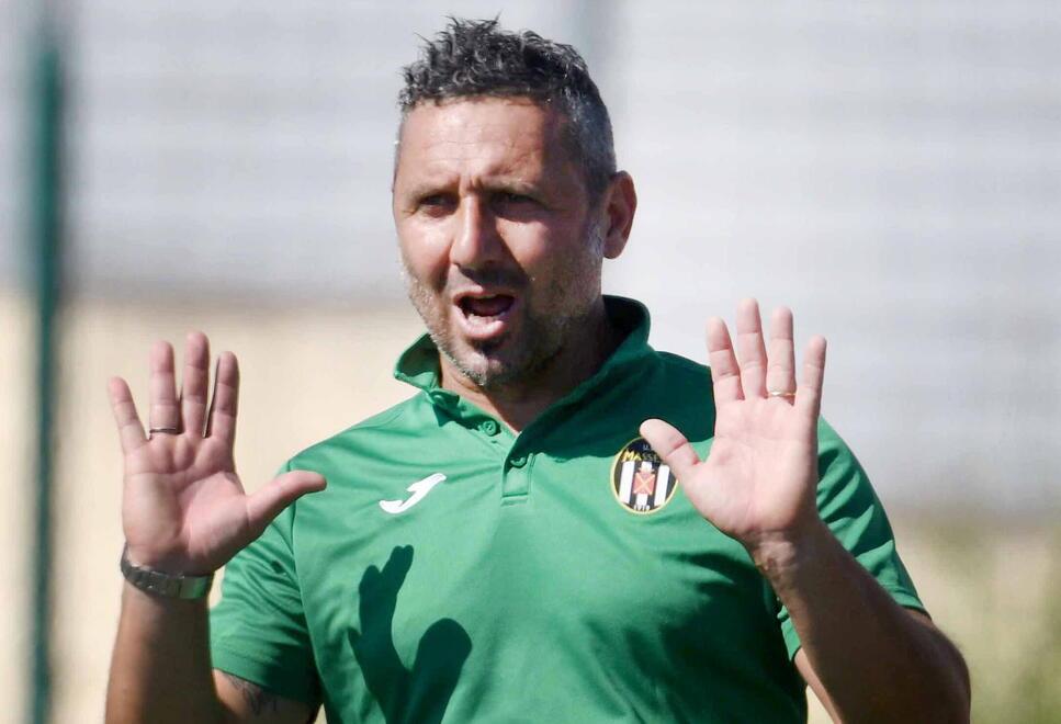 Il mister bianconero Raffaele Moriani suona la  carica ai suoi ragazzi