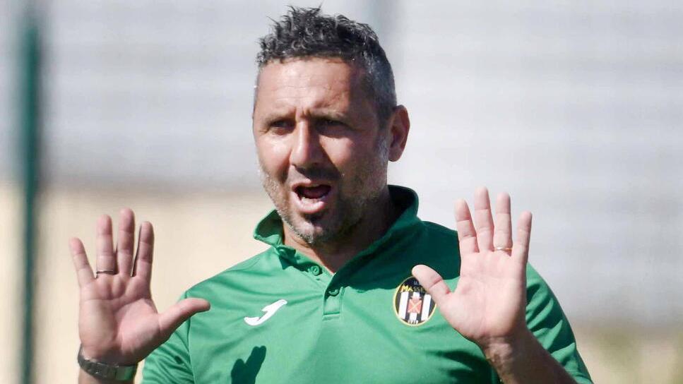 Il mister bianconero Raffaele Moriani suona la carica ai suoi ragazzi