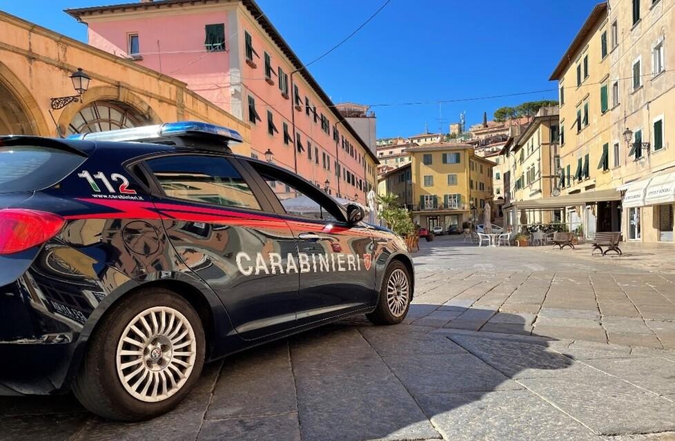 «Pagami o mi tengo i vestiti»: 23enne accusato di estorsione 