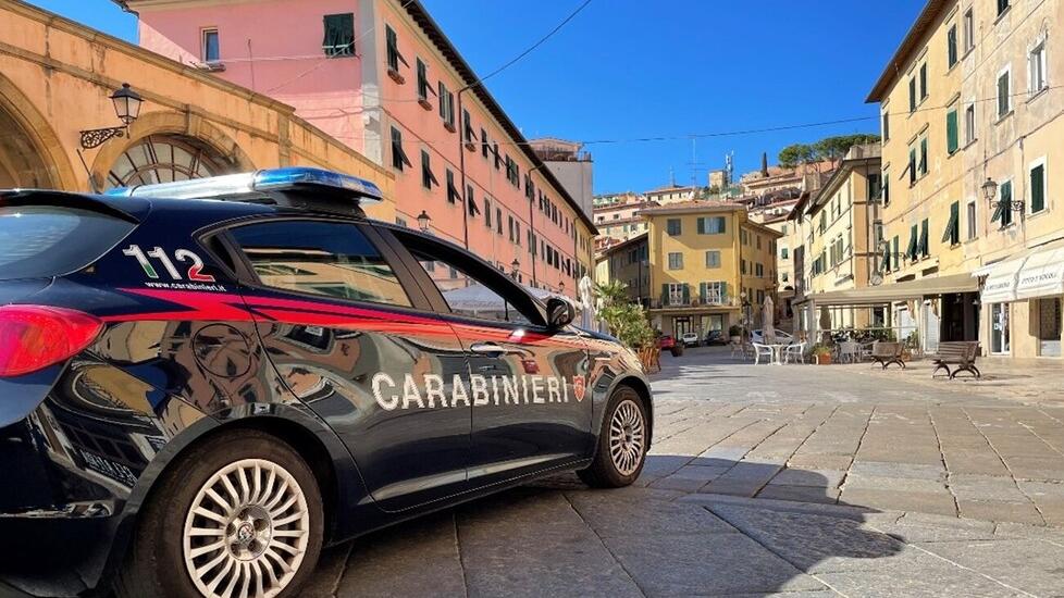 «Pagami o mi tengo i vestiti»: 23enne accusato di estorsione