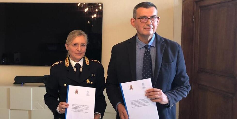 Luigi Ambrosio direttore della Normale e la dottoressa Lorena La Spina dirigente di Polizia Postale