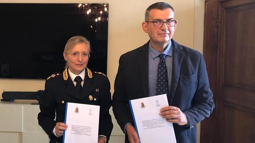 Luigi Ambrosio direttore della Normale e la dottoressa Lorena La Spina dirigente di Polizia Postale