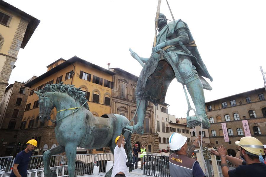 Cosimo I ‘scende’ da cavallo, la statua di piazza della Signoria smontata per il restauro
