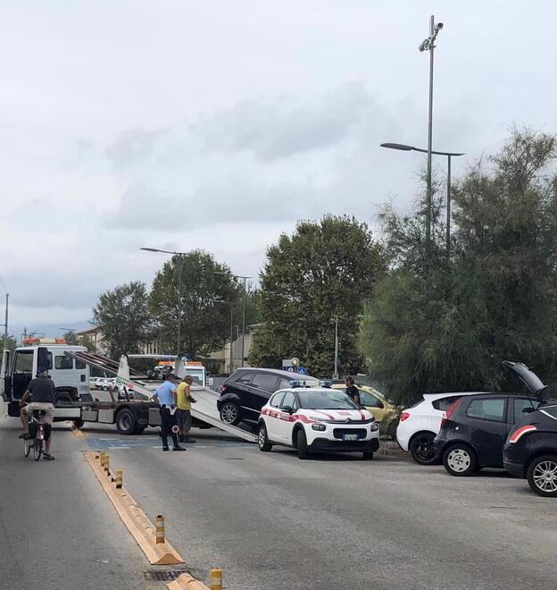 Viareggio, dopo i danni all’auto arriva la beffa: «La macchina portata via col carroattrezzi» 