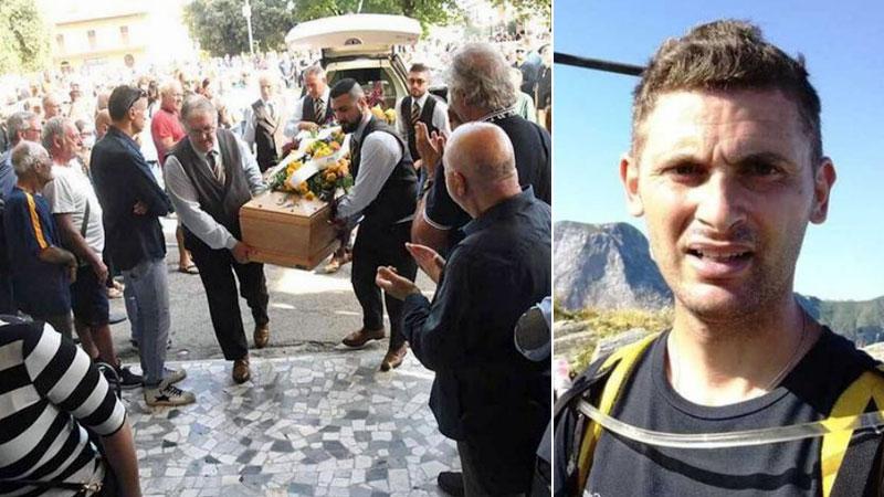 Un momento del funerale, Mattia Grossi
