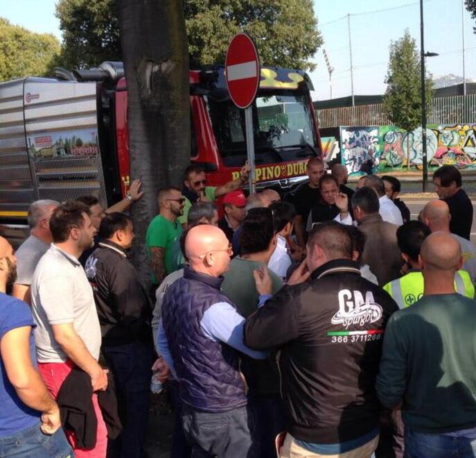 Una protesta degli spurghisti in occasione della temporanea chiusura dell’impianto di Baciacavallo che già nel mese di giugno provocò non pochi problemi al settore. Ora arriva la stangata legata ai costi dell’energia