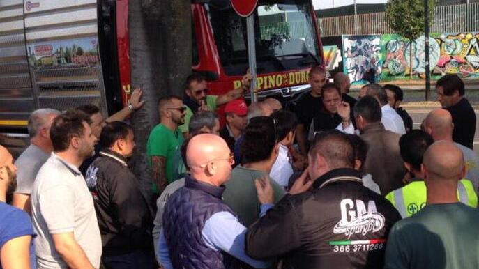 Una protesta degli spurghisti in occasione della temporanea chiusura dell’impianto di Baciacavallo che già nel mese di giugno provocò non pochi problemi al settore. Ora arriva la stangata legata ai costi dell’energia