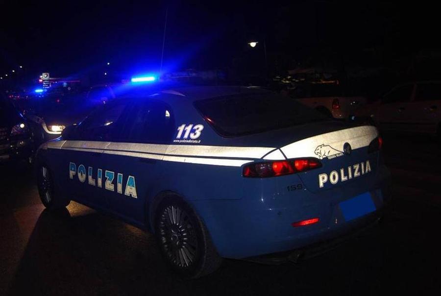 Investe un pedone e scappa, qualche ora dopo si presenta in questura: nei guai una 26enne
