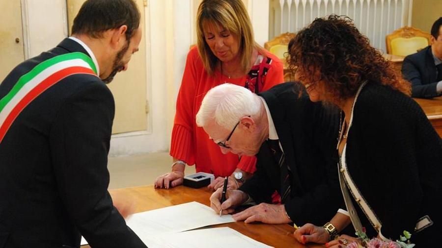 Si ritrovano dopo 55 anni: Anna Maria e Virginio da ex fidanzati a sposi