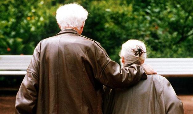 Sindaco e parroco in campo: rinviato lo sfratto dell’anziana a Golfo Aranci