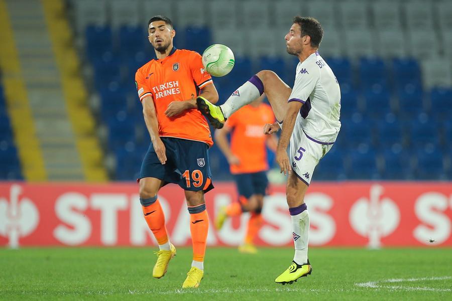 
	Il centrocampista della Fiorentina Bonaventura durante il match di Conference League perso 3-0 in Turchia col&nbsp;Basaksehir

