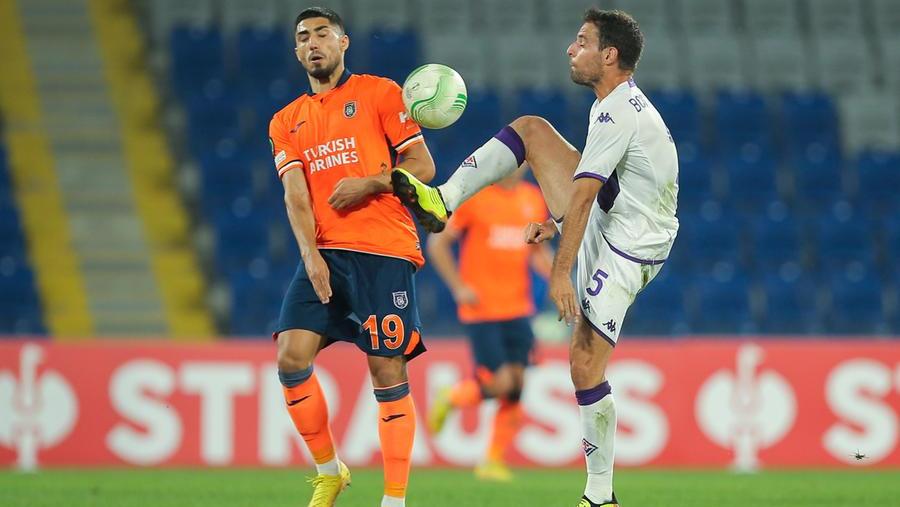 Il centrocampista della Fiorentina Bonaventura durante il match di Conference League perso 3-0 in Turchia col Basaksehir