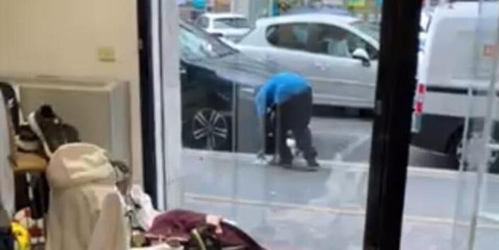Modena Blocca e fotografa il rapinatore 
