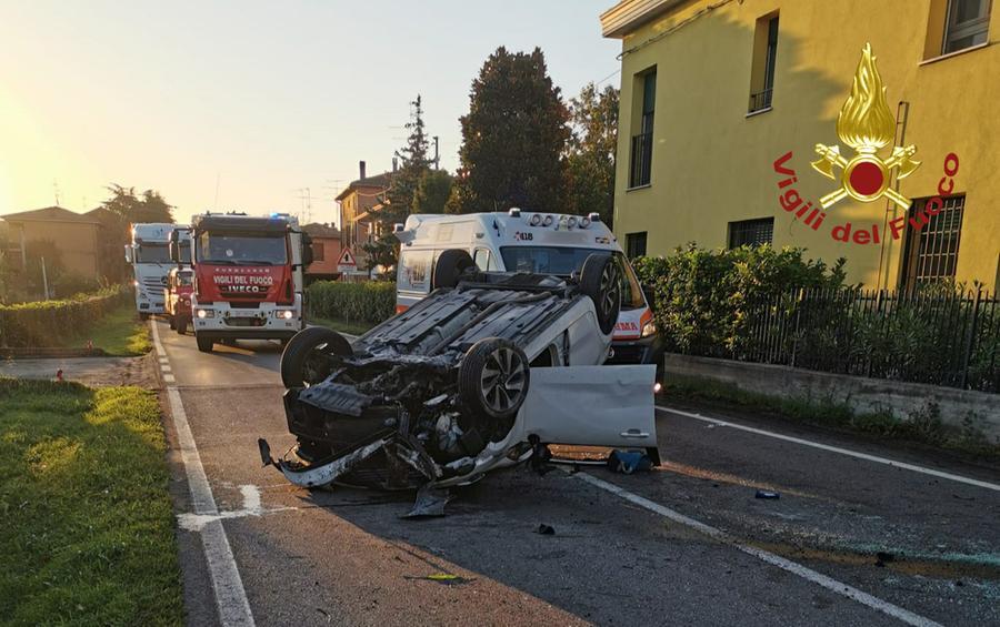Spilamberto, incastrato e ferito nell’auto rovesciata in mezzo alla strada