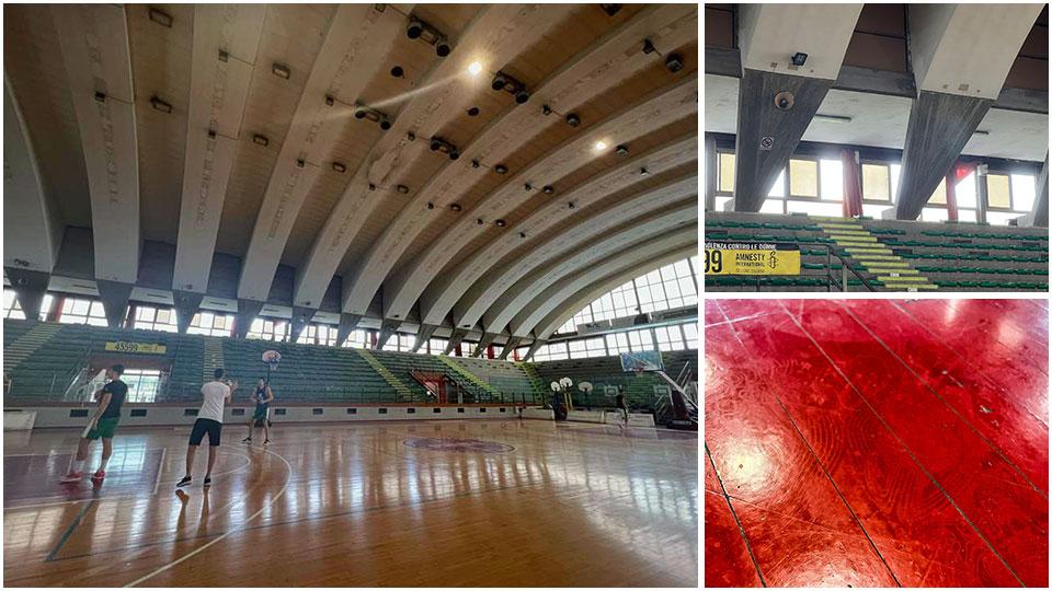 Le foto di ieri del Pala Macchia con tre sole luci accese durante l’allenamento, di fianco le finestre aperte che hanno portato all’effetto condensa creando una patina scivolosa sul parquet