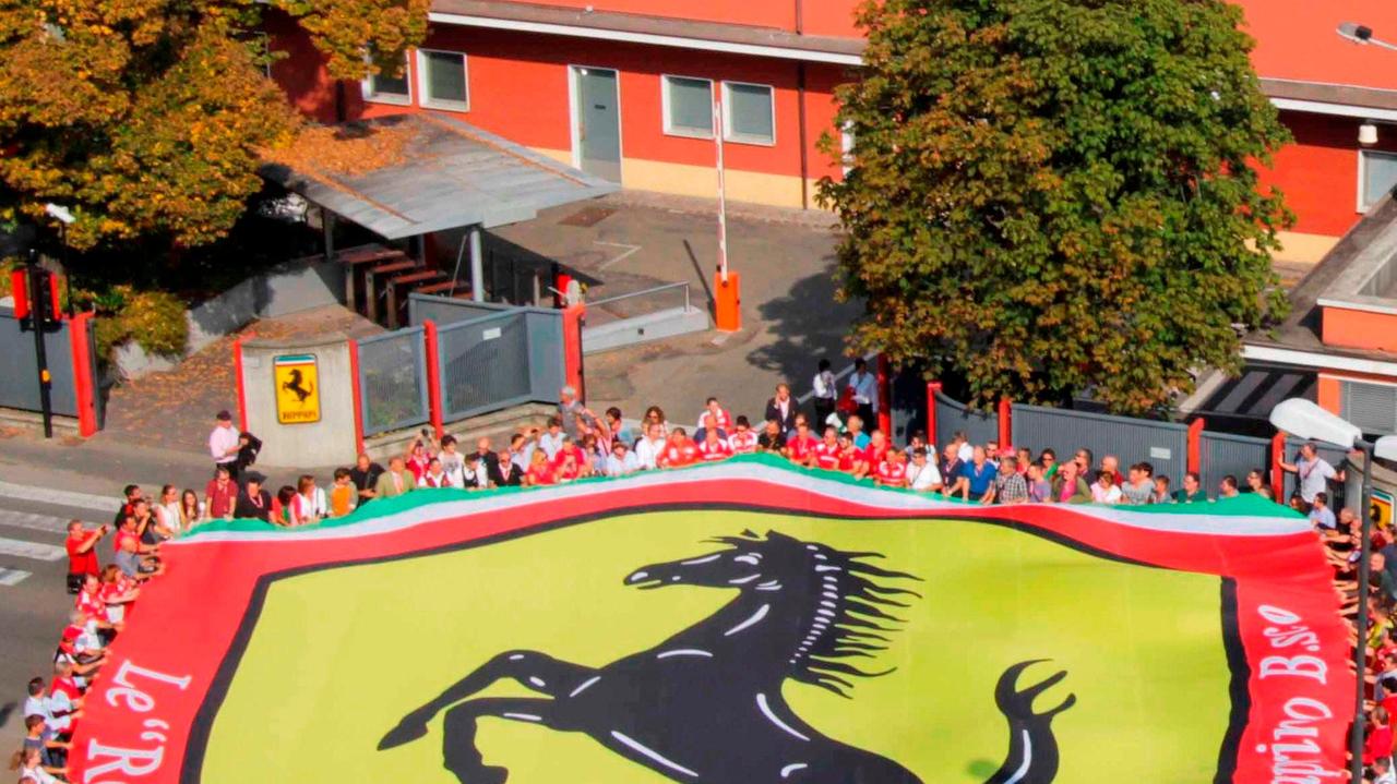 Il grande "Cuore Ferrari" srotolato davanti all'azienda in onore del presidente Montezemolo
