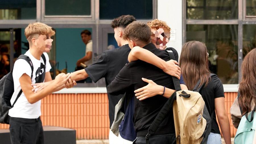 Il ritorno degli abbracci a scuola «La normalità è una liberazione»