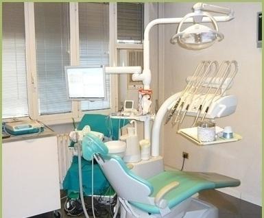 Lucca, condannato falso dentista per i danni inflitti ai clienti 