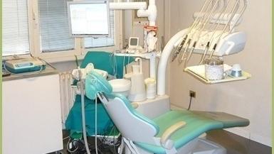 Lucca, condannato falso dentista per i danni inflitti ai clienti
