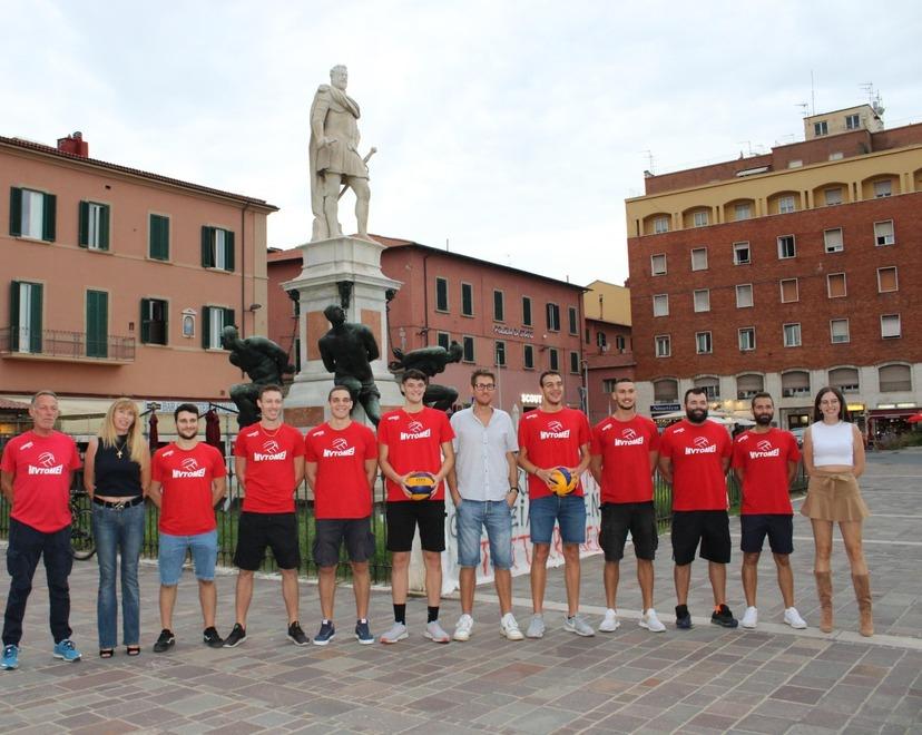 Il gruppo del Tomei davanti alla statua dei 4 Mori