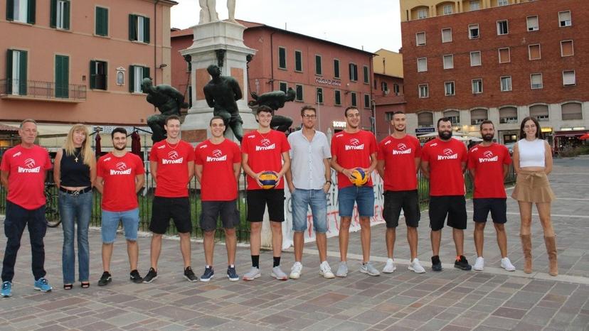 Il gruppo del Tomei davanti alla statua dei 4 Mori