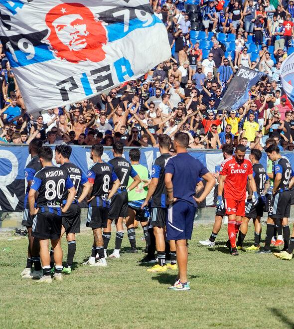 I giocatori nerazzurri sotto la curva (e non esattamente per prendere applausi)