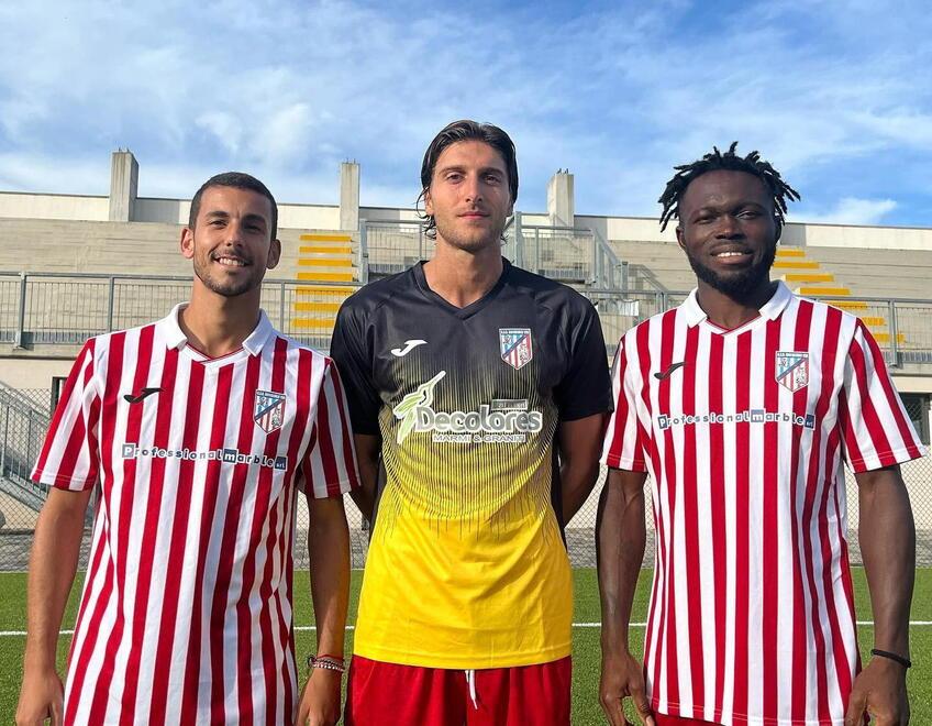 L’ultimo arrivato Andrea Zini al centro  della foto con Mata a sinistra e Agyei a destra