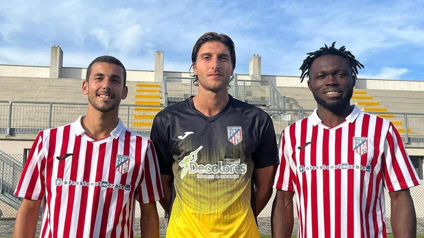 L’ultimo arrivato Andrea Zini al centro della foto con Mata a sinistra e Agyei a destra