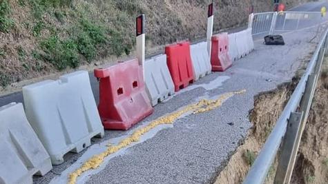Strada provinciale chiusa per frana, resta isolata la frazione del Fiano
