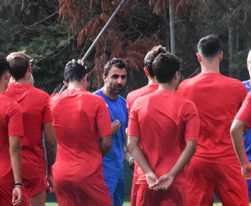 ll nuovo  allenatore Andrea Liguori mentre parla con la squadra (Foto Angenzia BF)