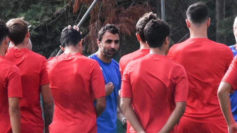 ll nuovo allenatore Andrea Liguori mentre parla con la squadra (Foto Angenzia BF)