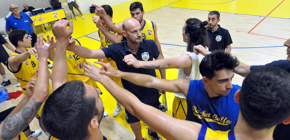 Nella foto, la squadra si carica prima della partita (foto PaBar)