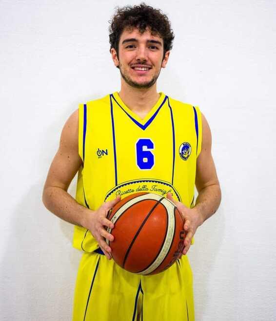 Migliore in campo. Nella foto, Filippo Guglielmi: è stato lui il trascinatore del Basket Donoratico nella vittoria contro Valdicorni
