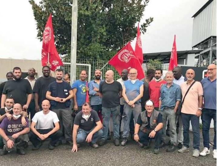 
	A destra un&rsquo;immagine del presidio organizzato dagli operai della fonderia Palmieri


