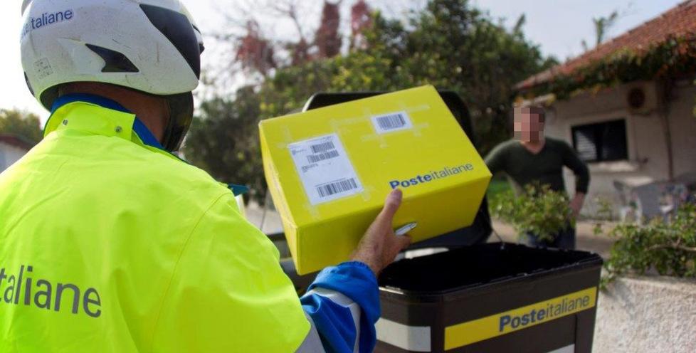 Un postino consegna un pacco di Poste Italiane