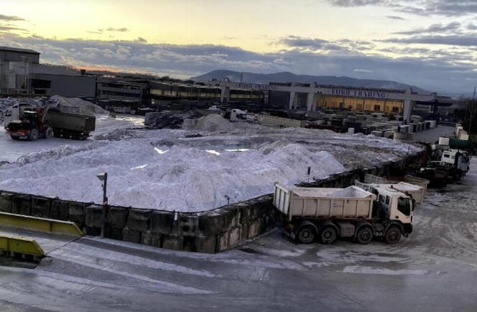 Il piazzale della Cages di Massa dove viene stoccata la marmettola