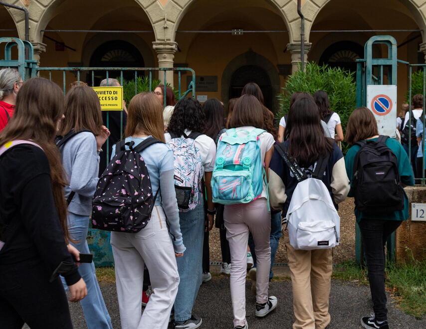 L’ingresso degli studenti del Lorenzini per il primo giorno di scuola (foto Nucci/Innocenti)