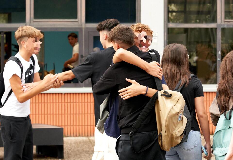 Nella foto di Autovino  due studenti dell’istituto Ferraris Brunelleschi di Empoli si abbracciano prima dell’ingresso in classe nel primo giorno di scuola